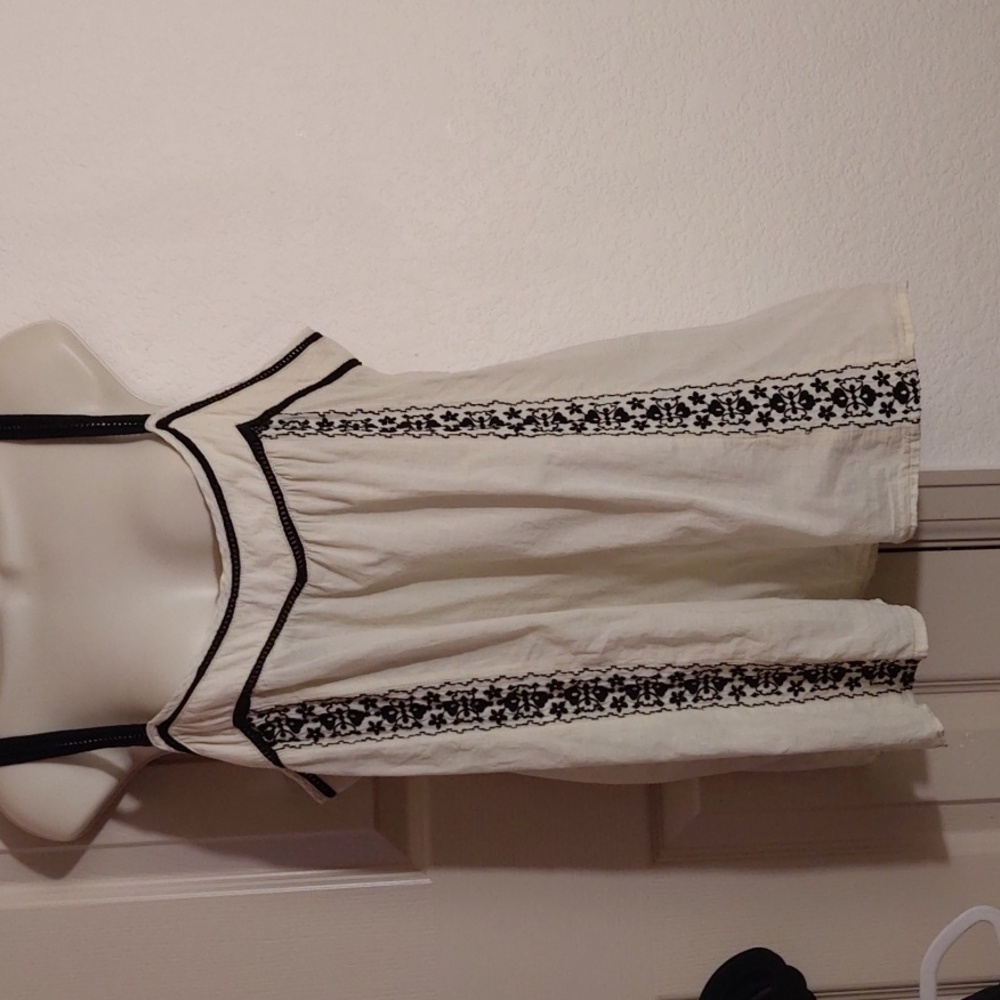 Embroidered cream and black top xl